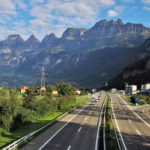 高速道路で逆走車に遭遇！事故を回避するために知っておくべきこと