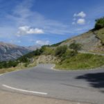 【バイク】　カーブではみだしたら手がでてしまうことに注意です！