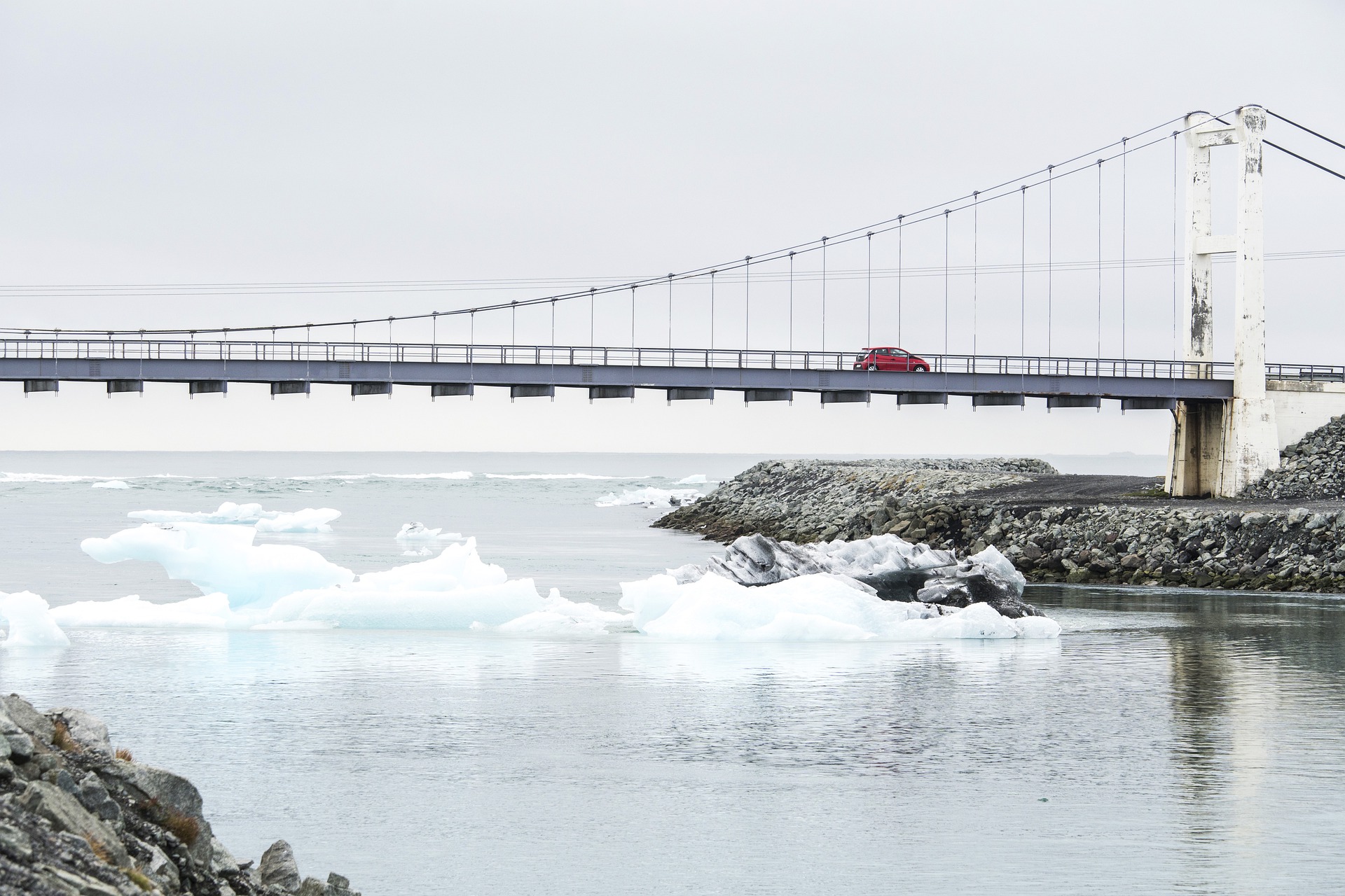凍結スリップ事故の防止！冬の橋の上は路面の凍結に注意が必要です