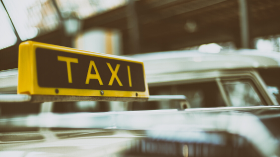 ライダー必読！タクシーとの事故を予防するための３つの効果的な対策